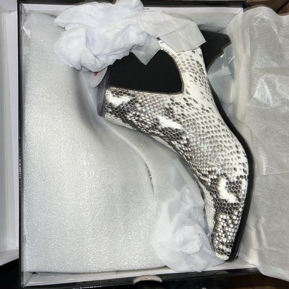 NIB Blondo Emelia Waterproof Chelsea leather Bootie BLACK/WHITE SNAKE new in box - Picture 9 of 10